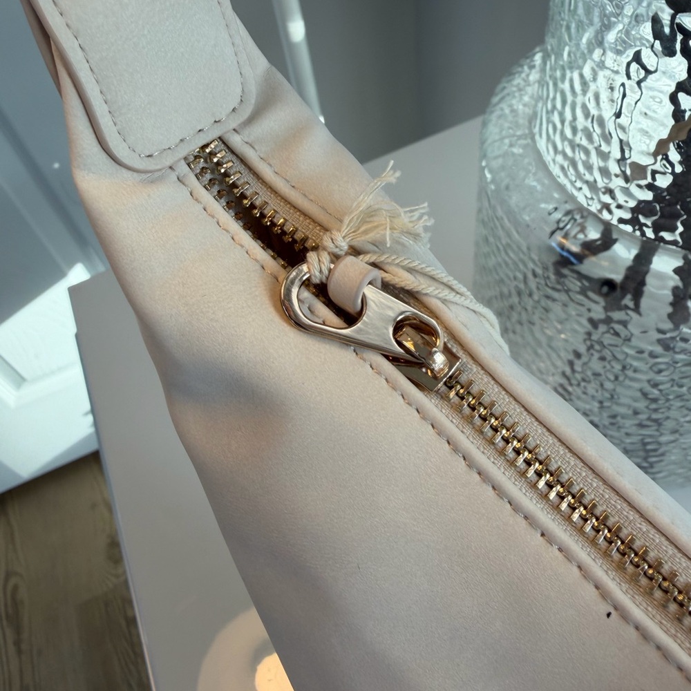 SOLD🎉Elegant Cream Shoulder Bag - Picture 3 of 7